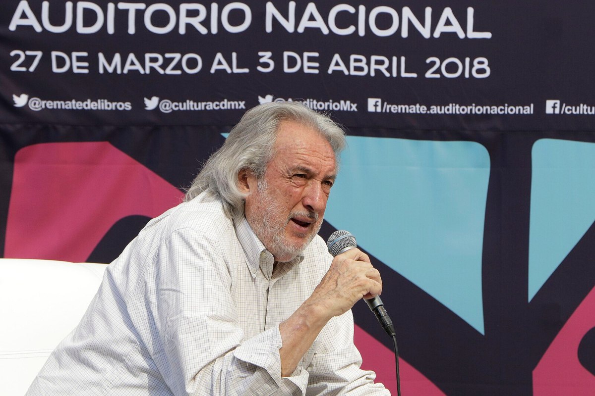 Author Hernán Lara Zavala speaking into a microphone